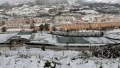 La nieve complica mucho el tráfico e impide a miles de niños acudir a clase