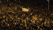 Miles de griegos se manifiestan en señal de rechazo al anuncio del BCE de cortar el crédito