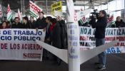 Los trabajadores de Aena protestan en los aeropuertos contra la privatización