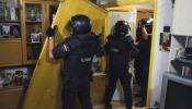 La Policía desahucia por error a una familia de Gijón y la deja en la calle durante varias horas