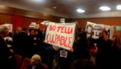 Un grupo de personas irrumpe en un acto de Botella en protesta por el derribo de Ofelia Nieto