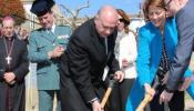 Fernández Díaz celebra un "día histórico" en la inauguración del cuartel de su pueblo