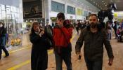 Los familiares de los pasajeros españoles del vuelo siniestrado llegan al aeropuerto de El Prat