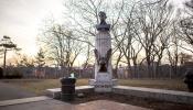 Unos "guerrilleros artísticos" colocan un busto de Snowden en un parque de Nueva York