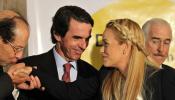 Aznar encaja con poco humor una broma que le relacionaba con Felipe González