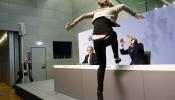 Una activista se abalanza sobre Draghi en plena rueda de prensa