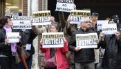 Los vecinos reciben al alcalde de Valladolid con protestas en su juicio por desobediencia