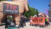 El caballo de Troya gigante contra el TTIP arranca en Madrid su gira por España