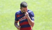 Arda Turan besa el escudo del Barça y se confiesa culé desde su niñez