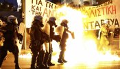 Los cócteles molotov vuelven a volar en Atenas