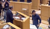 Los abucheos al nuevo senador de Podemos saltan a las redes sociales y tertulias de televisión