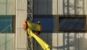 Detenidos cuatro activistas de Greenpeace que protestaban escalando un edificio de Industria