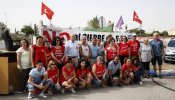 Mujeres de trabajadores de Coca-Cola acuden al campamento para evitar su desmantelamiento