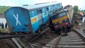 Al menos 28 muertos tras el descarrilamiento de dos trenes en la India