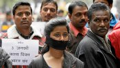 Un ritual de "purificación" en la India obliga a las mujeres violadas a llevar sobre la cabeza una piedra de 40 kilos