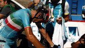 Nibali considera "excesiva" su expulsión de la Vuelta por ser remolcado por el coche de su equipo