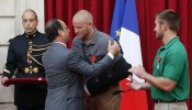Hollande condecora a los cuatro 'héroes' del Thalys que "evitaron una carnicería"
