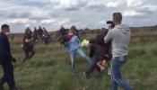 La reportera húngara que agredió a los refugiados quiere demandar ahora al que zacadilleó
