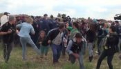 La reportera húngara que agredió a los refugiados pide perdón