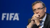 La FIFA veta doce años a su ex secretario general por corrupción