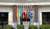 Bildu coloca 8 banderas en el Ayuntamiento de Llodio al ser obligado a poner la española