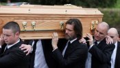 Jim Carrey lleva el ataúd de su exnovia Cathriona White en su funeral en Irlanda
