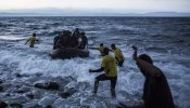 Un grupo de socorristas de Badalona ayudan en el desembarco de refugiados en Lesbos