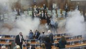 El lanzamiento de un bote de gas lacrimógeno obliga a evacuar el Parlamento de Kosovo