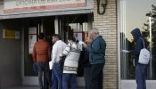 El paro registrado cae de los cuatro millones por primera vez desde 2010 gracias al empleo temporal y precario