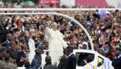 El Papa pide erradicar en África las prácticas que degradan a las mujeres y clama contra el aborto