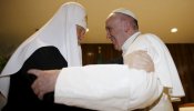 Histórico encuentro entre el papa y el patriarca ortodoxo ruso un milenio después: "Finalmente"