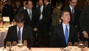 Primer saludo entre el rey y president Puigdemont en la cena de bienvenida del Mobile World Congress