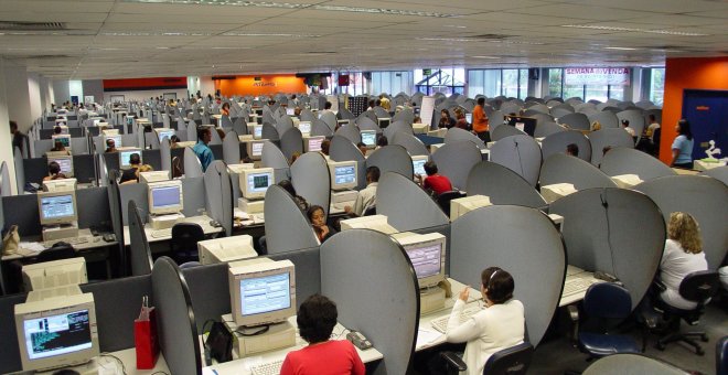 Una trabajadora de un 'call center' de Valladolid encuentra una cámara en un aseo