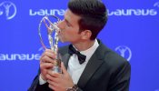 Los Laureus coronan al tenis de Djokovic y Serena y homenajea a Cruyff