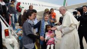 El papa pide perdón a los refugiados por "la indiferencia" de Europa