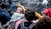 La Policía carga contra manifestantes de izquierdas y ultraderechistas en Viena
