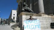Despliegan una pancarta con el mensaje "Refugees Welcome” junto al Congreso