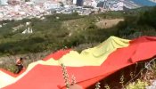 Detenido en Gibraltar el presidente de Vox Madrid por desplegar una bandera española gigante