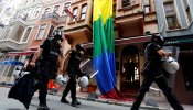 La Policía turca vuelve a disolver con violencia a activistas del colectivo LGTB en Estambul