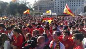 Denuncian a una plataforma por instalar sin permiso en el centro de Barcelona una pantalla para ver a España