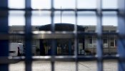Unos 70 internos en el CIE de Zona Franca en Barcelona se amotinan durante dos horas y media