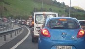 Retenciones en las carreteras de Madrid, Barcelona, Andalucía y Valencia al inicio del puente