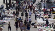 Los 'manteros' toman la Rambla de Barcelona en protesta por las detenciones