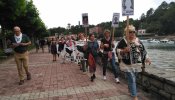 Familiares de presos vascos salen a las playas para denunciar la "sed de venganza" del PP