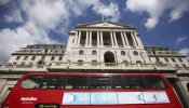 El Banco de Inglaterra baja los tipos al 0,25% y amplía la compra de bonos para hacer frente al Brexit