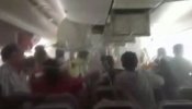 Un vídeo capta el caos y el pánico dentro del avión que se incendió en un aterrizaje de emergencia en Dubái