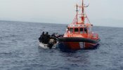 La Guardia Civil rescata en Sicilia un pesquero a punto de hundirse con 239 migrantes, 33 de ellos menores