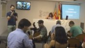 Un periodista pide matrimonio a su novia en una rueda de prensa