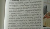 Un libro de texto de Santillana afirma que el feminismo radical defiende "el lesbianismo como la mejor opción sexual para las mujeres"