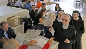 La participación a media tarde en Galicia iguala a la de las elecciones de 2012 y en Euskadi baja casi 3 puntos